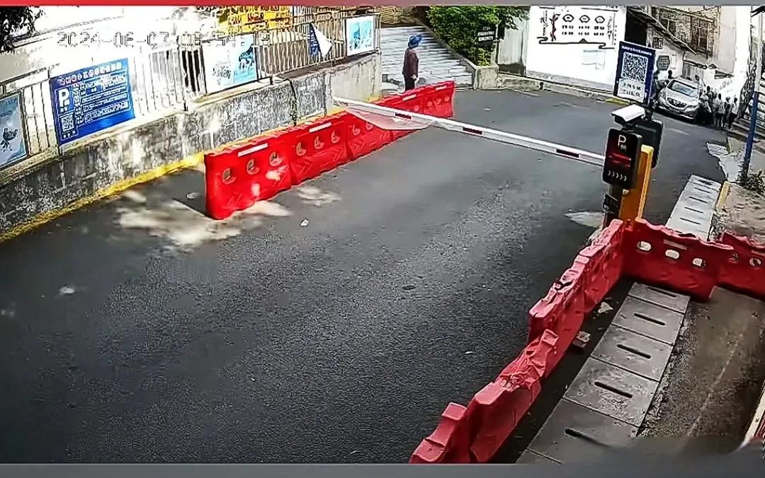 三人合力对一人，一种复杂的情感体验-第1张图片