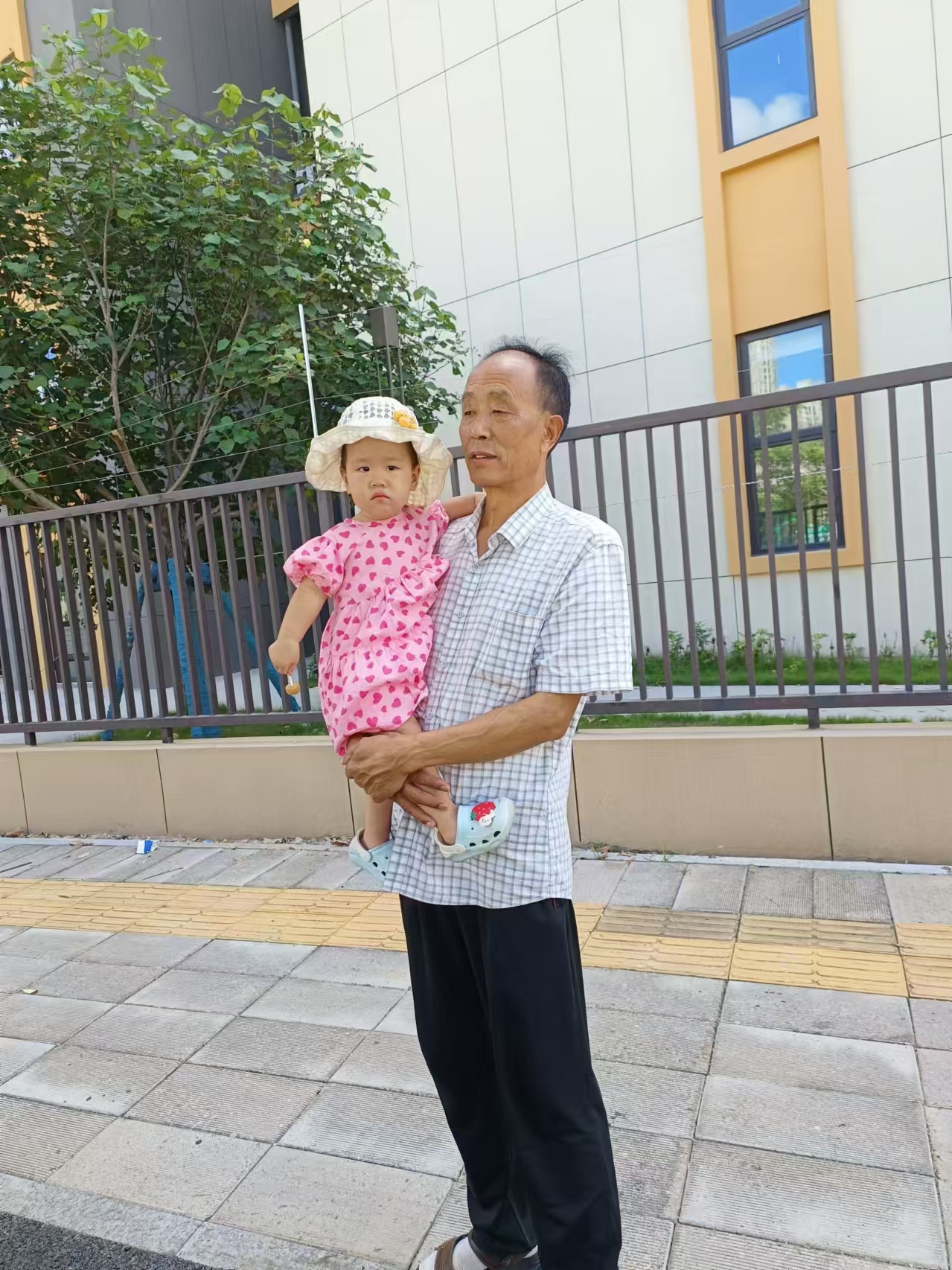 抱着儿媳妇从背后抱起来从背后拥抱的温馨时刻——记一次抱着儿媳妇的体验