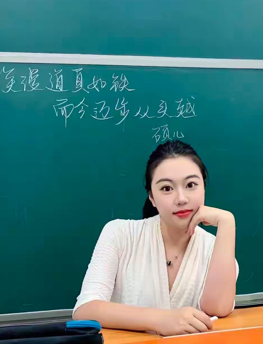 老师上课跟我去没人的地方每日的秘密之旅，我与老师之间的无声对话-第2张图片