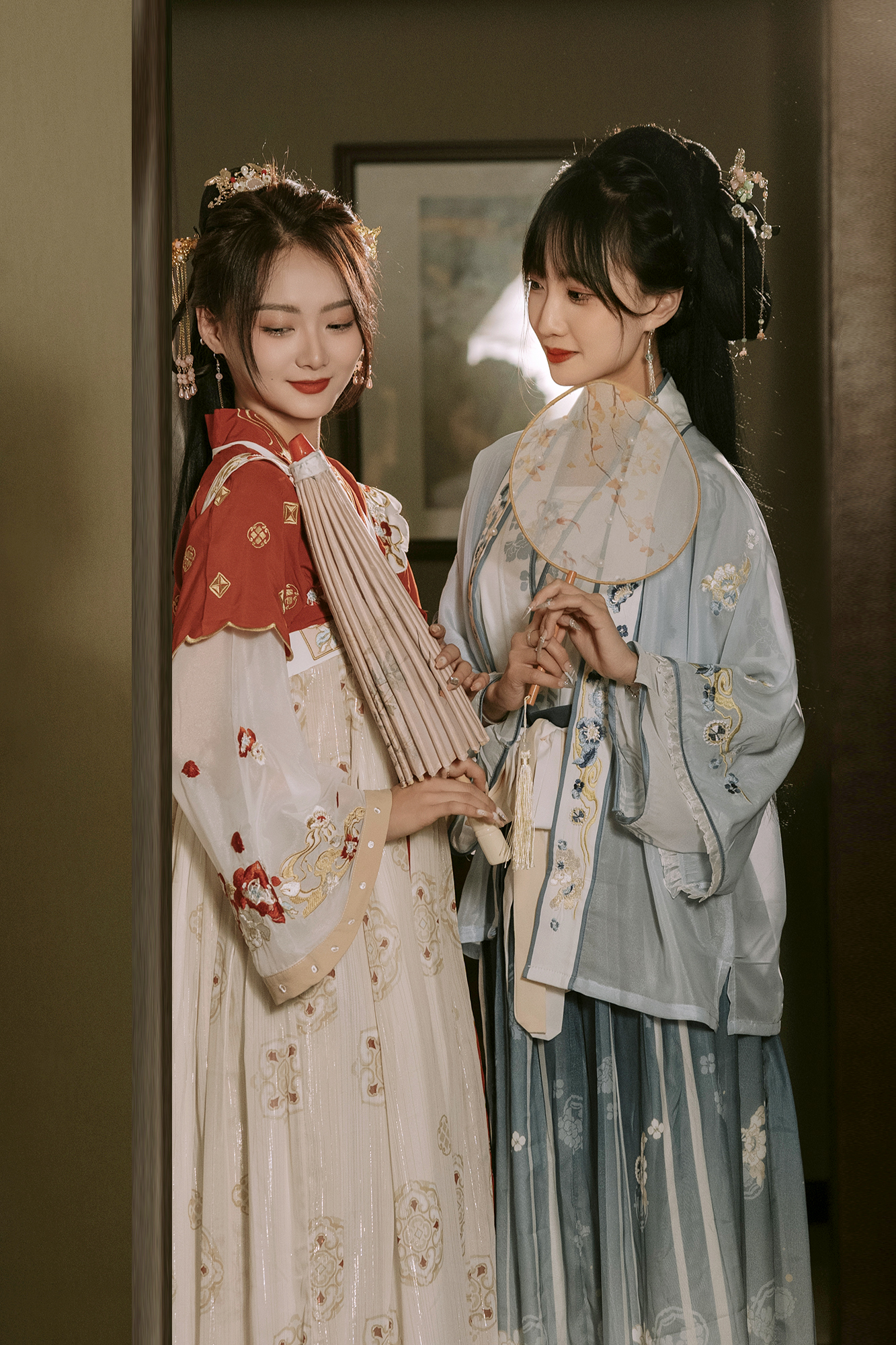 按摩师坐在两腿中间按摩按摩师的艺术，在两腿之间寻找舒适与放松-第1张图片