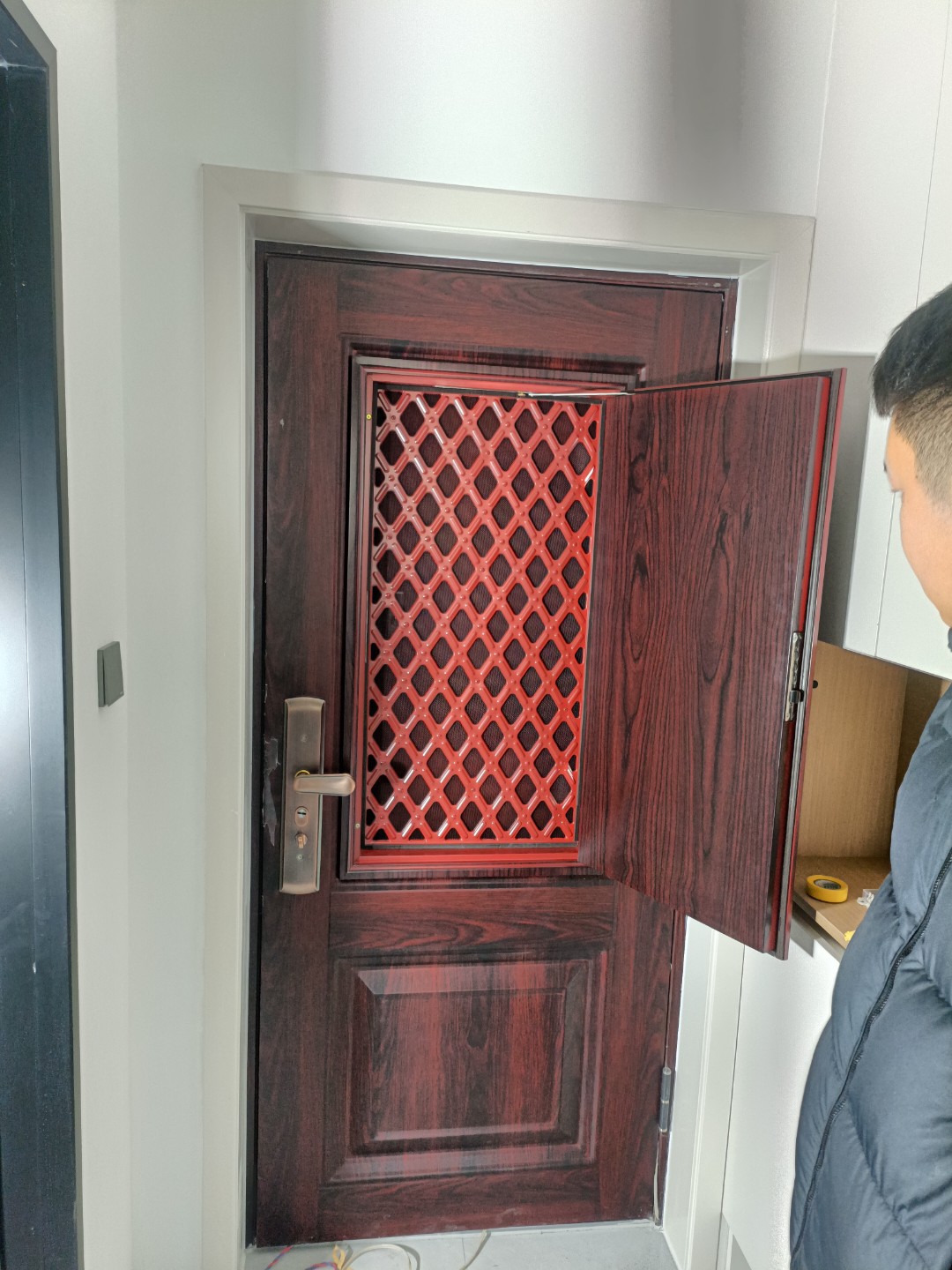 张律渝和吕总落地窗下载张律渝与吕总，落地窗下的故事