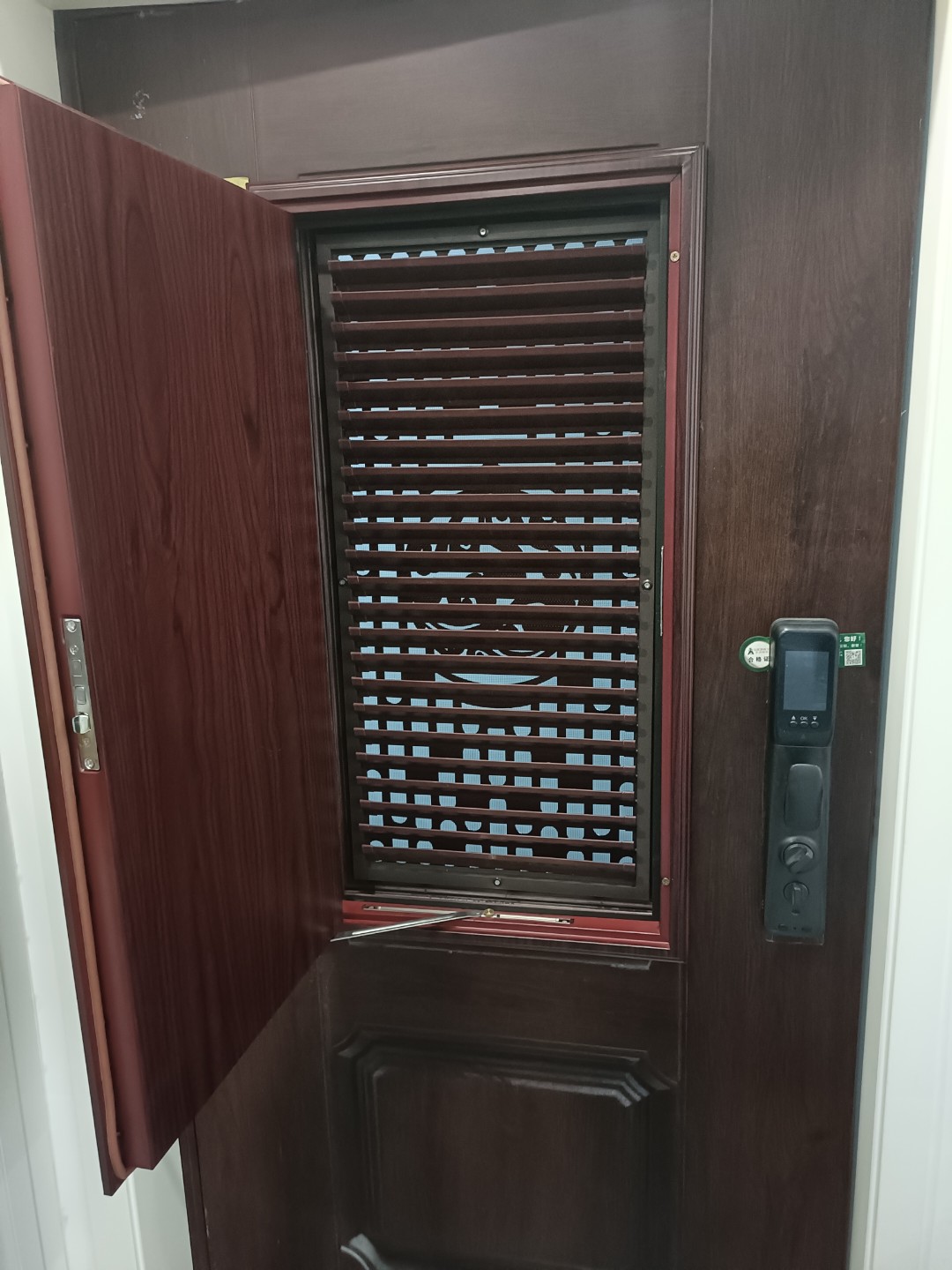 张律渝和吕总落地窗下载张律渝与吕总，落地窗下的故事-第2张图片