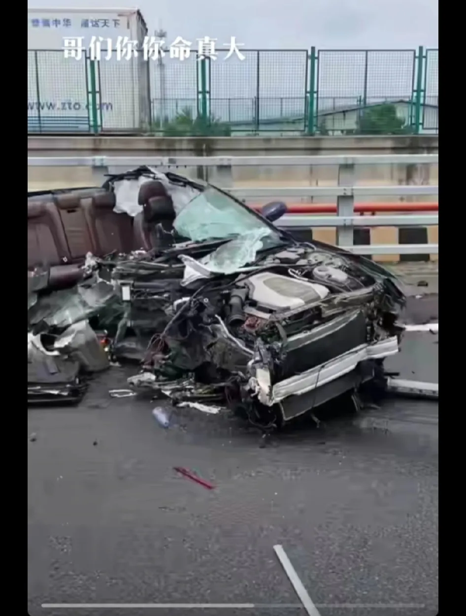 公交车遭遇高速撞击，安全与速度的较量-第2张图片
