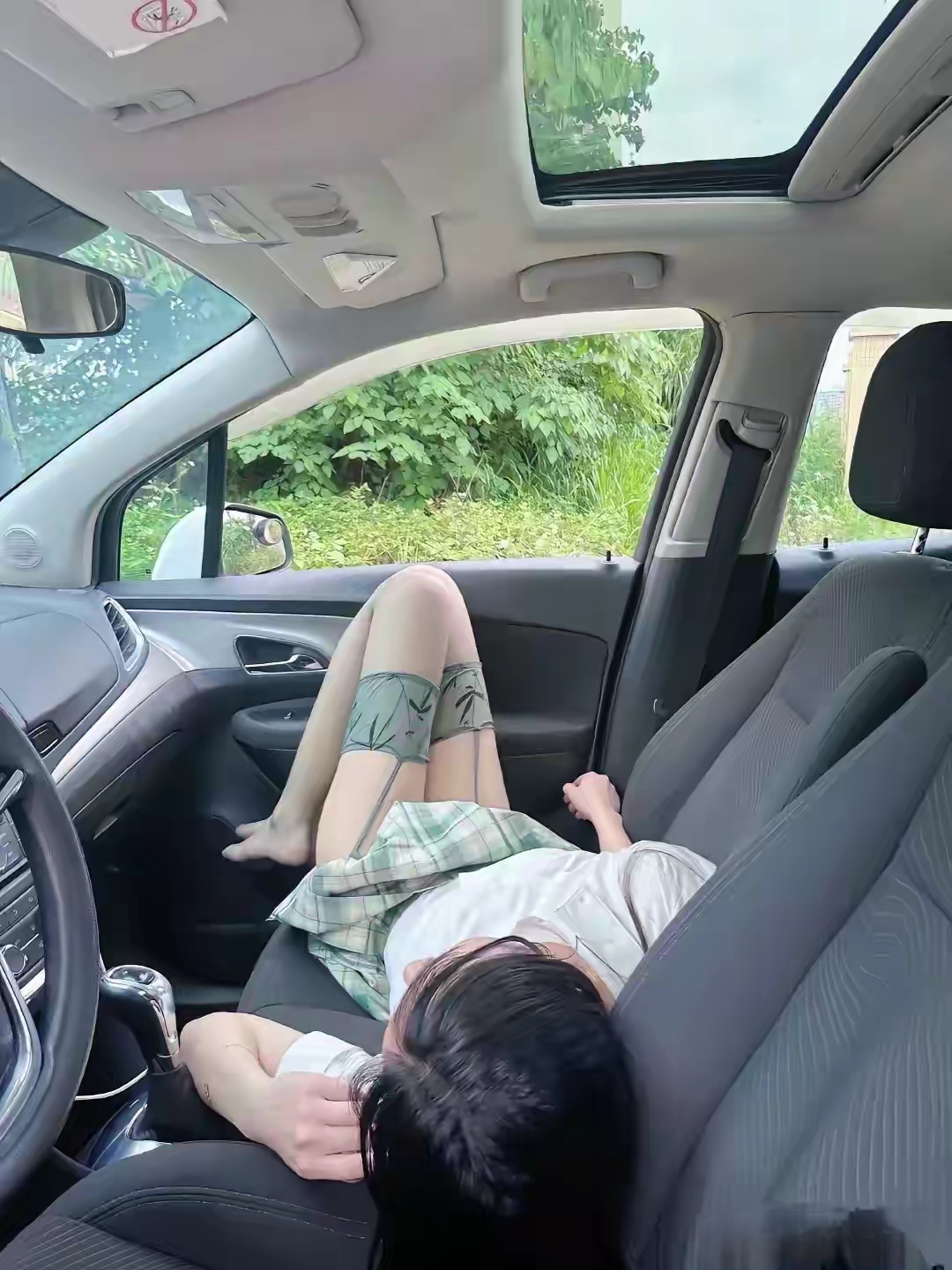 在车内如何与女生快速拉近关系-第2张图片