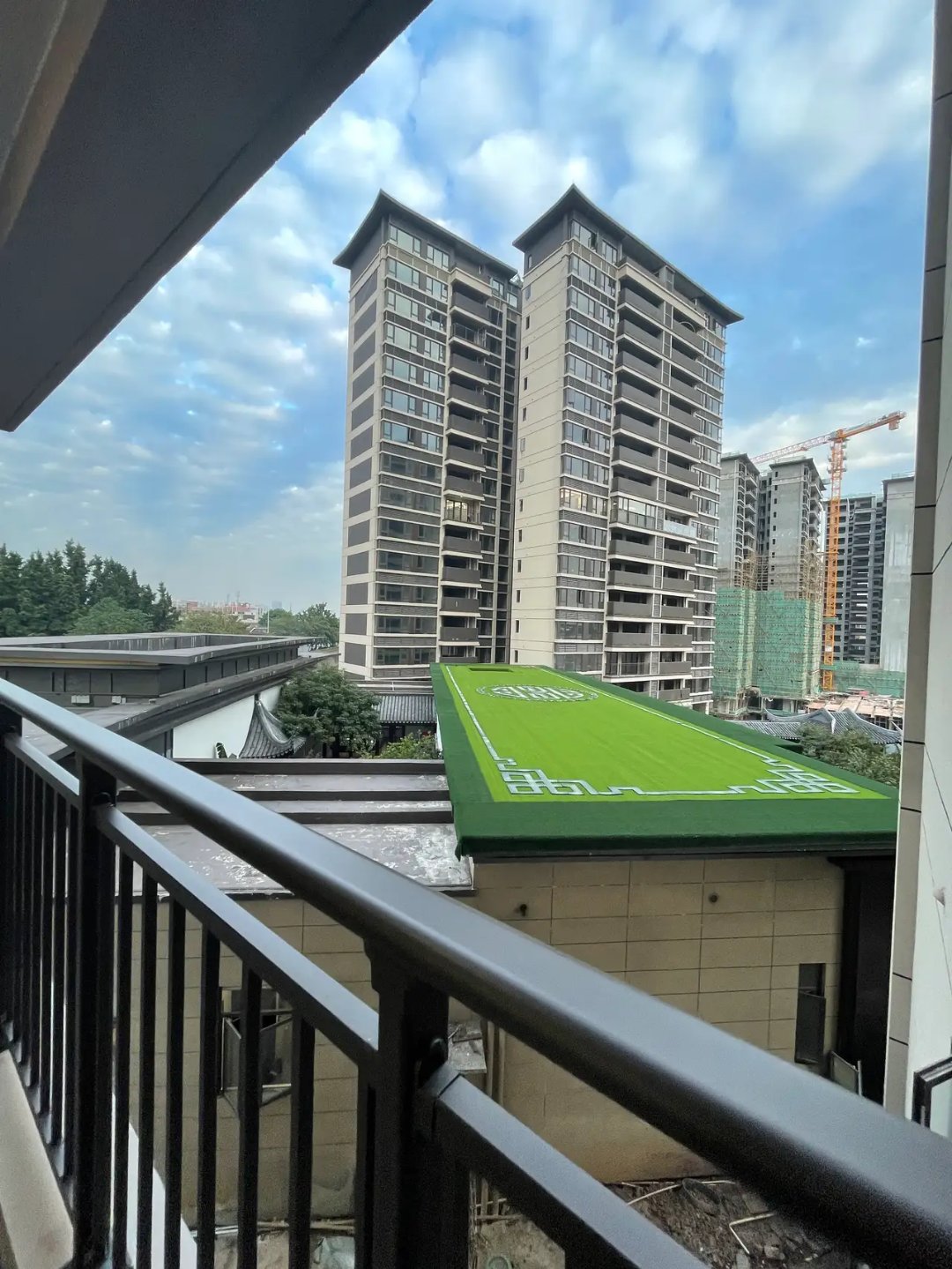 阳台上的独特体验，压在玻璃上做给别人看的感受-第3张图片