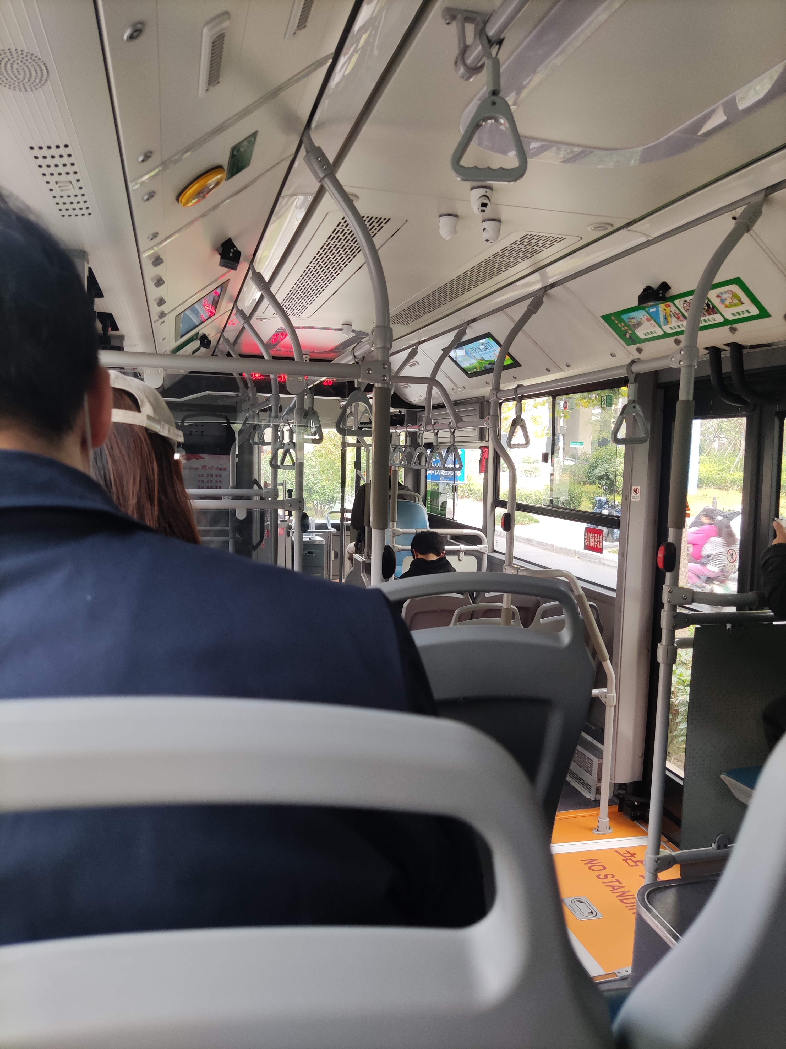 坐在大巴车里的视频大巴车里的时光之旅-第2张图片