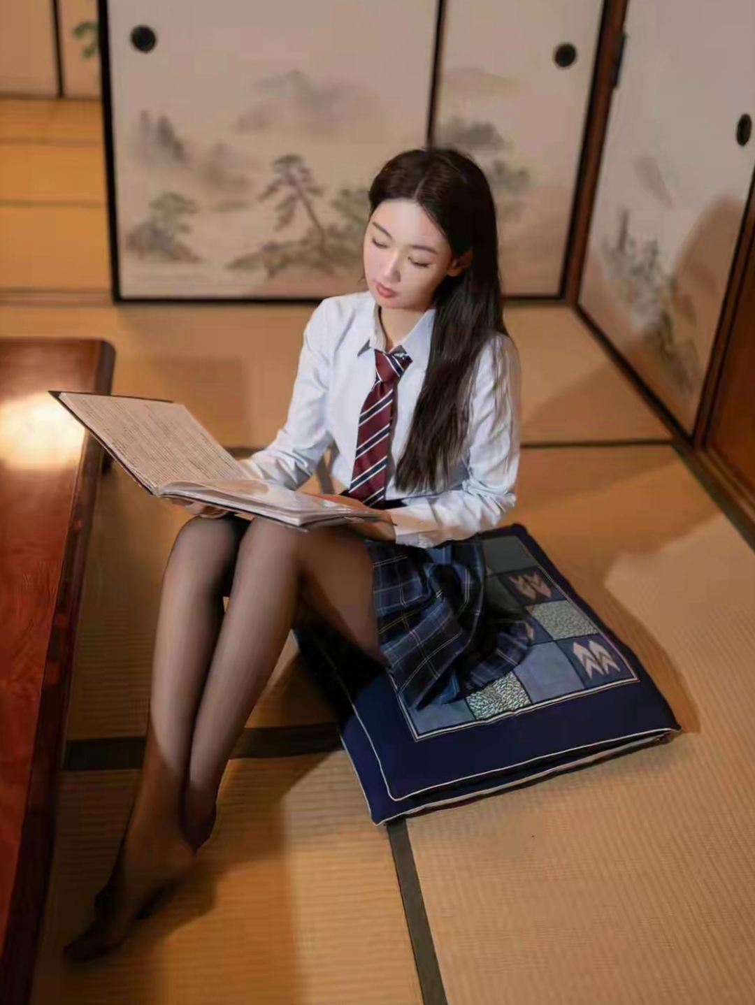 撕开老师的丝袜白丝扒开粉嫩的小探索教育之美，教师丝袜下的细腻世界
