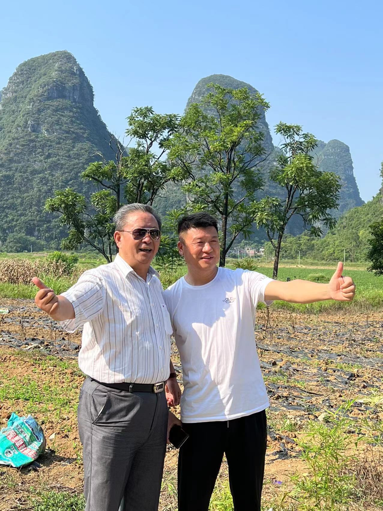 乡村大战老妇，传统与现代交织的较量-第2张图片