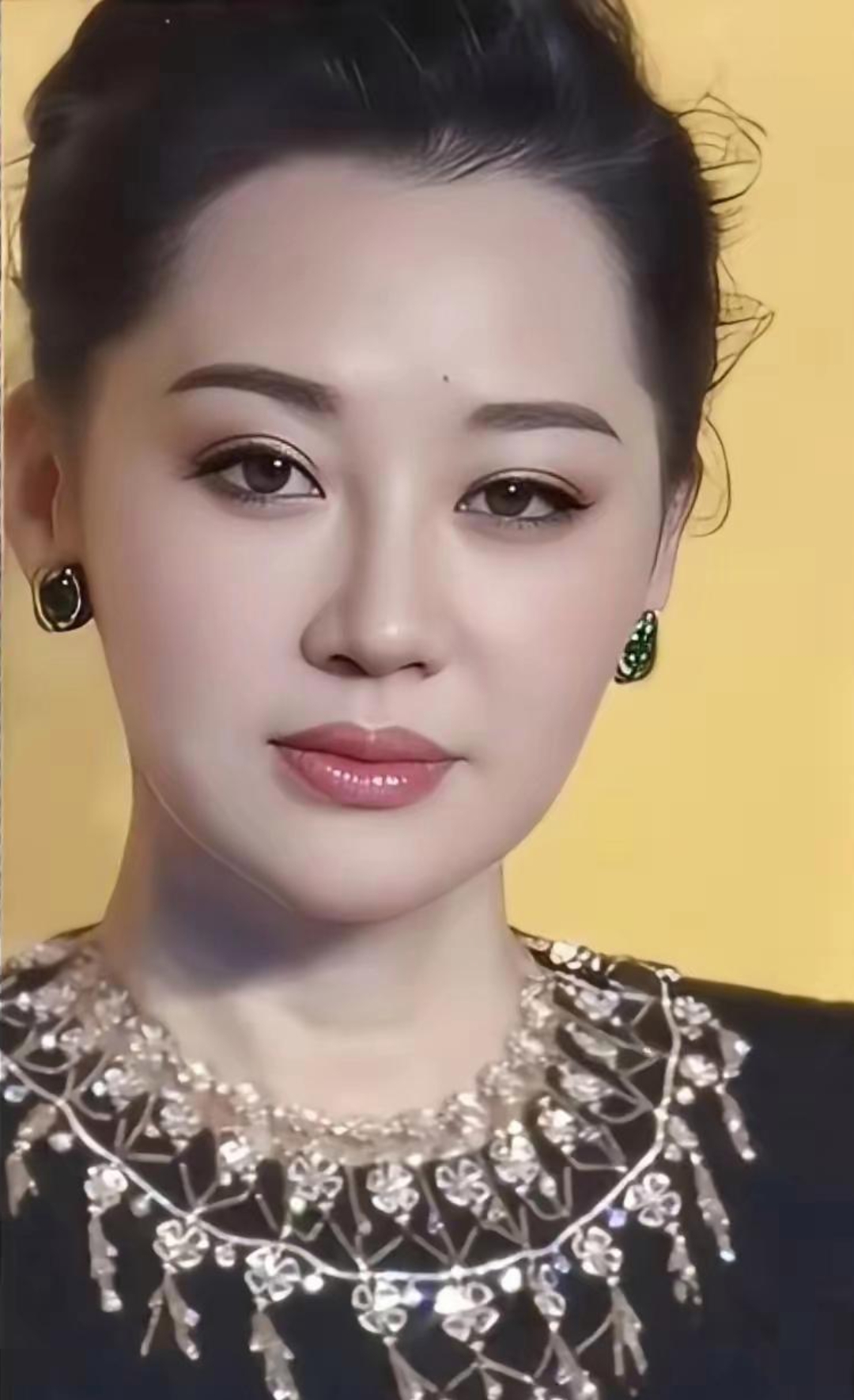 许晴被谁咬下来一个头是真的吗许晴被咬下头部的传闻，真相究竟如何？-第2张图片