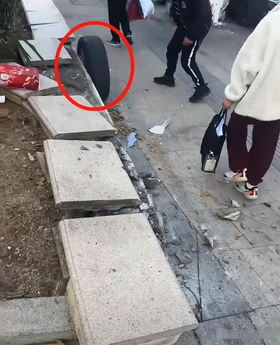 在公交车上被撞了八次高黄公交车上的八次碰撞与高黄之谜-第3张图片