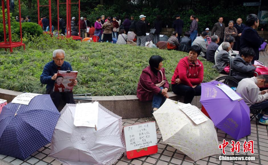 父母儿女四人大狂欢父母儿女四人大狂欢，欢乐时光的温馨篇章-第1张图片