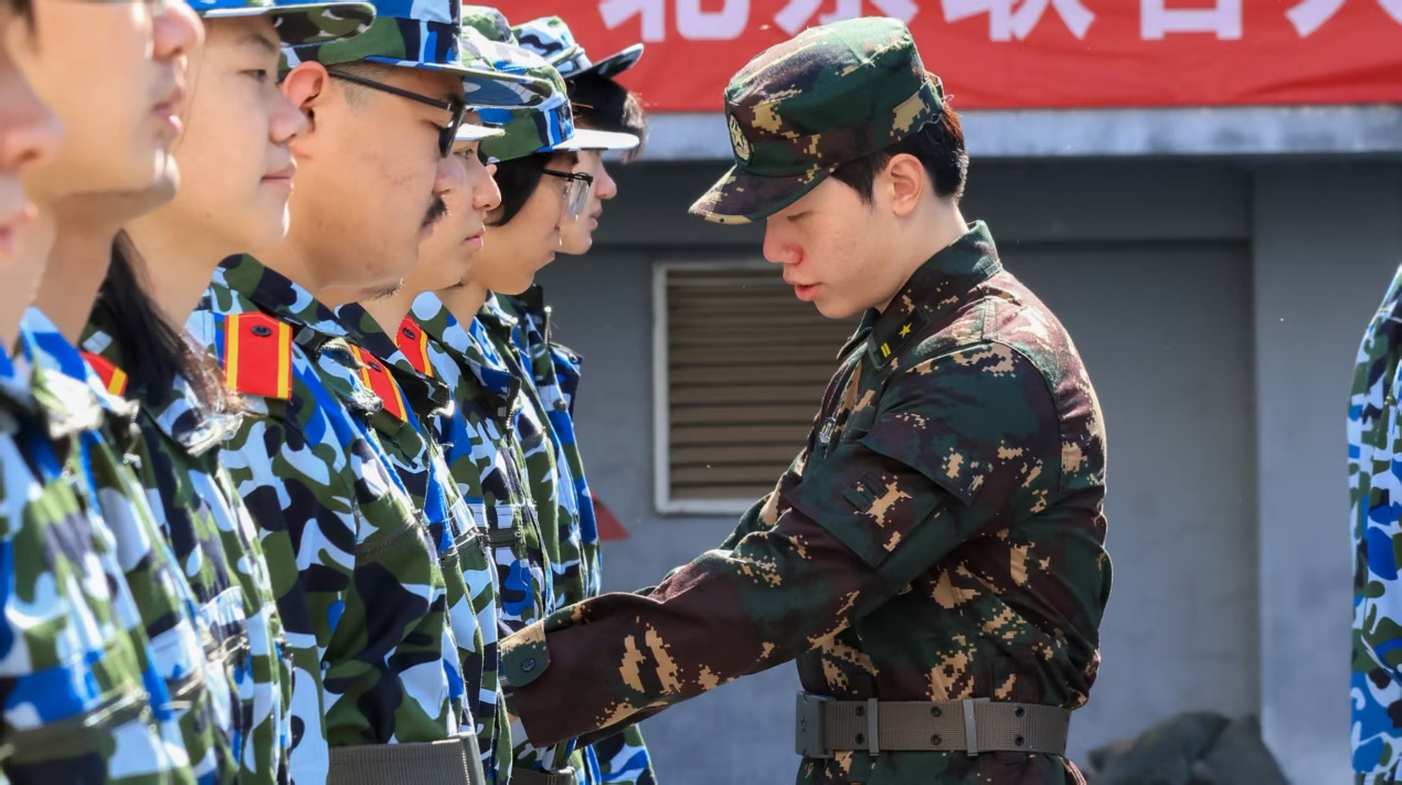 被教官在宿舍C到崩溃的作文迷彩迷彩下的崩溃——教官在宿舍的严厉教导