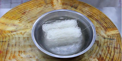 草莓丝瓜芭乐鸭脖草莓丝瓜芭乐与鸭脖的奇妙美食之旅-第1张图片