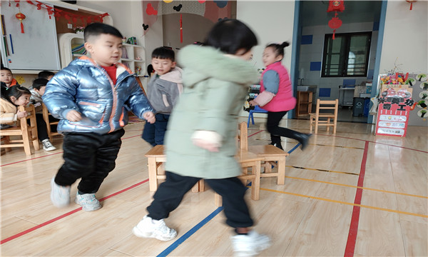 我坐在有木棒的椅子上写作业沉浸在木棒椅上的作业时光-第2张图片