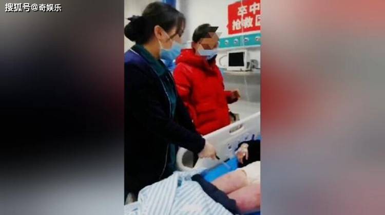 美女露着奶头光胸光屁屁还趴着打光屁美女裸露之下的光影艺术-第3张图片