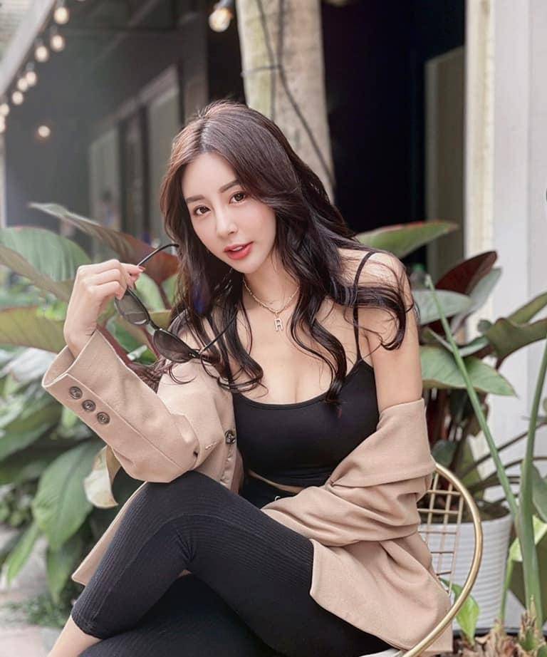 美女脱裤子的背后，探索时尚与个人隐私的界限