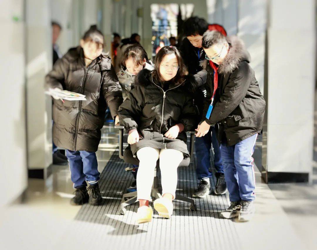 老师弯腰看到老师内衣老师弯腰背后的故事-第2张图片