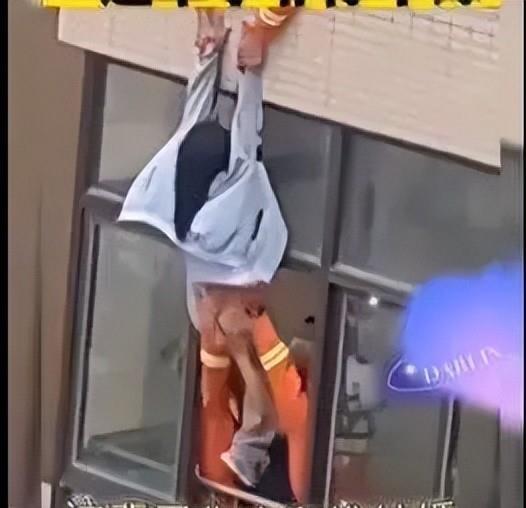 女子撕破警察裤子女子意外撕破警察裤子事件纪实-第2张图片