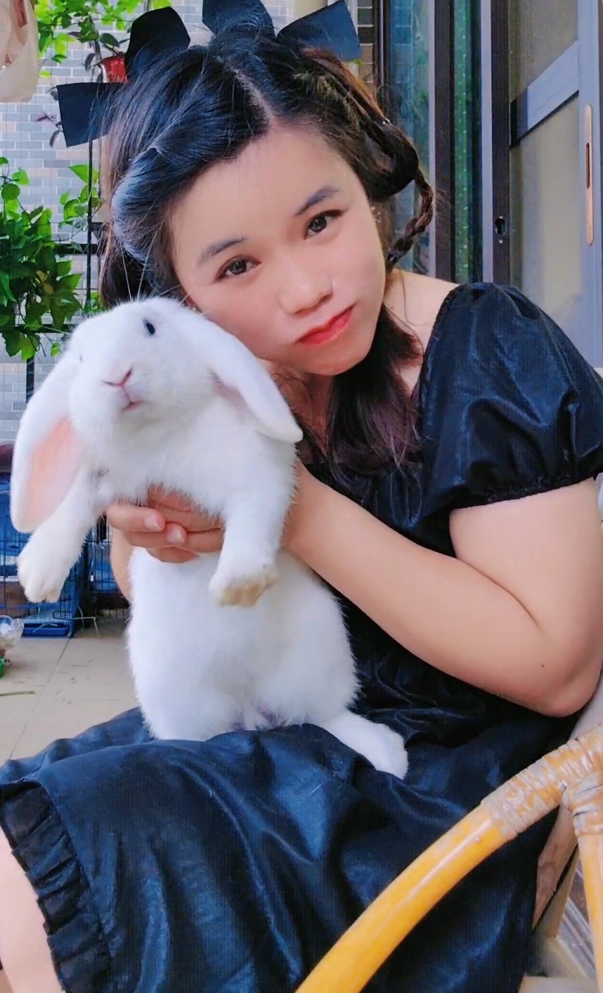 男朋友摸自己的小兔兔的感觉与心爱之人共度时光，男朋友轻抚我的小兔兔的温馨体验-第2张图片