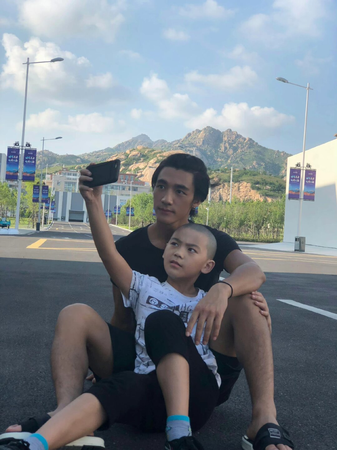老公当着他最好的兄弟让我老公与兄弟间的微妙关系——一次特殊的家庭场景-第1张图片
