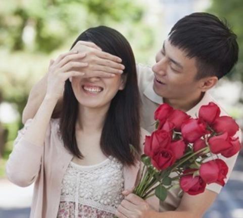 老公说找个男人来一起四位人妻的互换之旅，坦诚与探索的界限