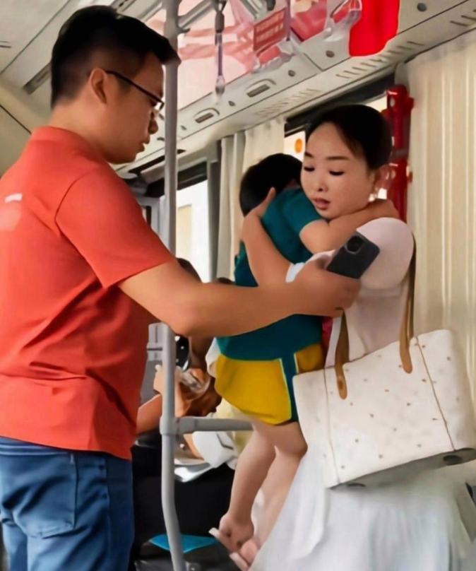 坐公交车坐最后一个位被上公交车最后一排的奇妙体验-第3张图片
