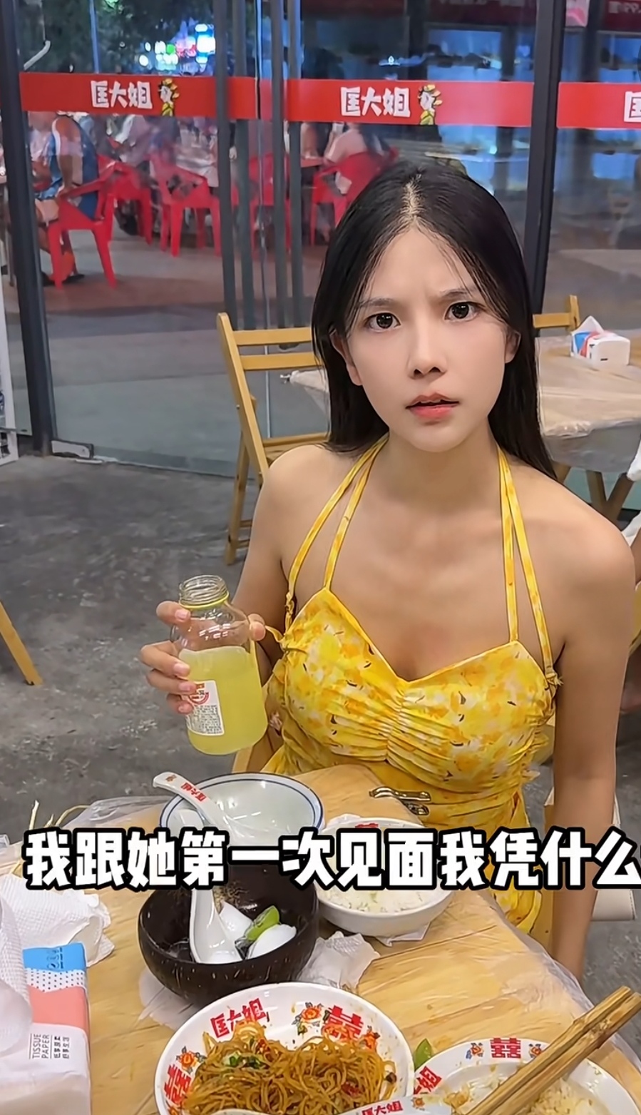 当着老婆的面和别的女人打闹,她竟然不生气当着老婆的面与她的闺蜜交流-第3张图片