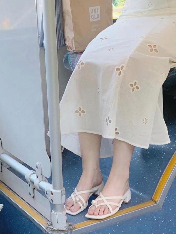 美女两腿间的诱惑与探索