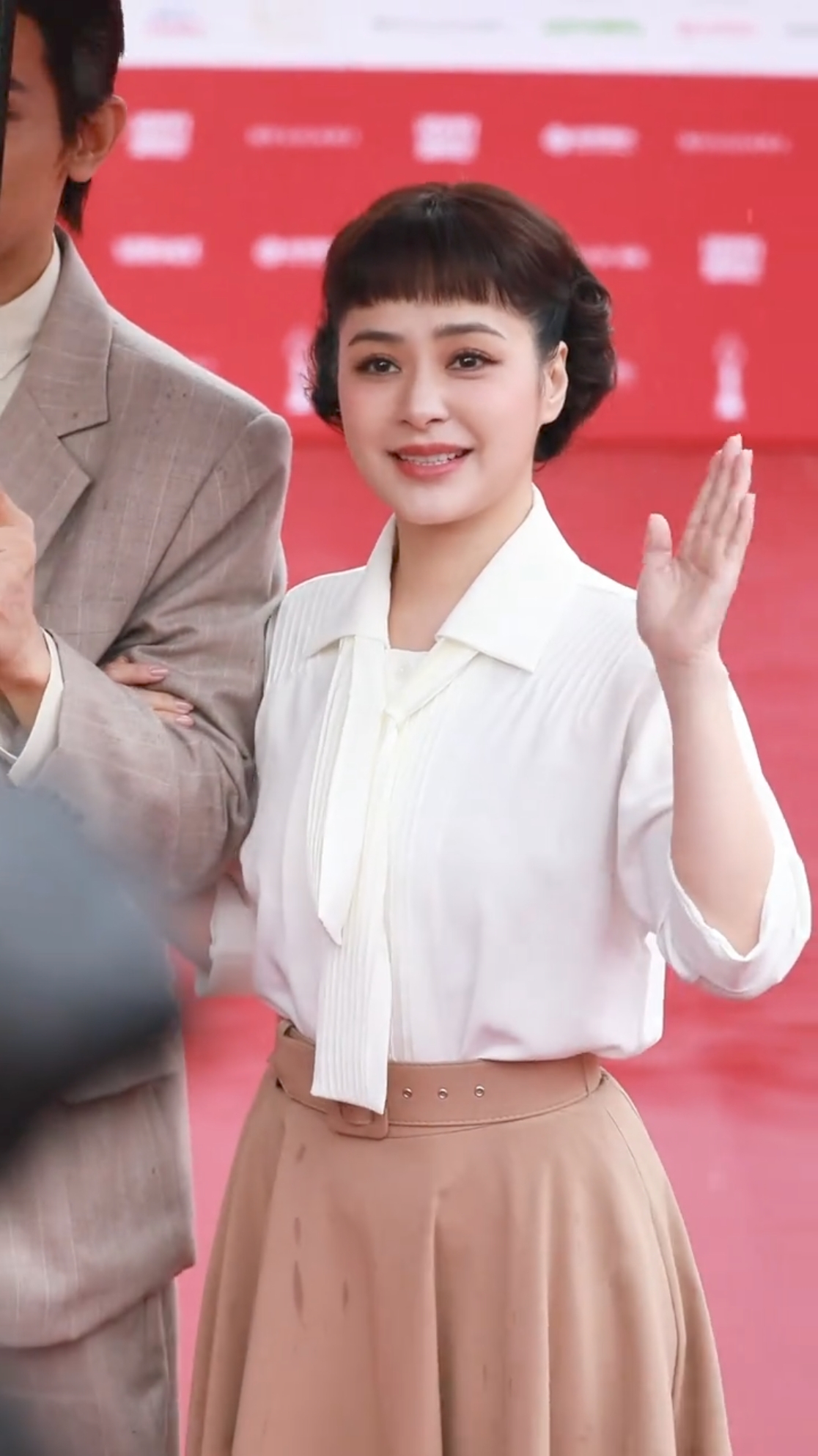 钟欣桐多大了钟欣桐，五十张未处理照片背后的真实与美丽-第1张图片