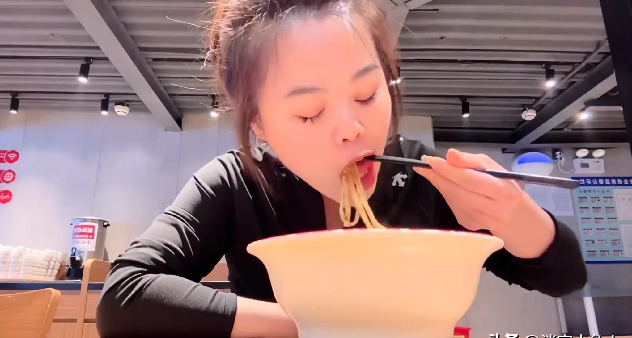 老赵抱着媛媛在厨房里厨房里的温暖怀抱——老赵与媛媛的温馨瞬间