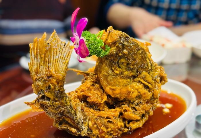 鲤鱼吸水的咬怎么做鲤鱼吸水咬法，烹饪的独特技艺
