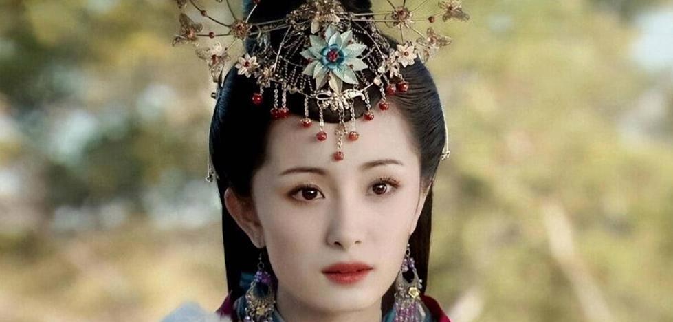 杨幂镜头关于网络传播杨幂不雅照片的谣言分析