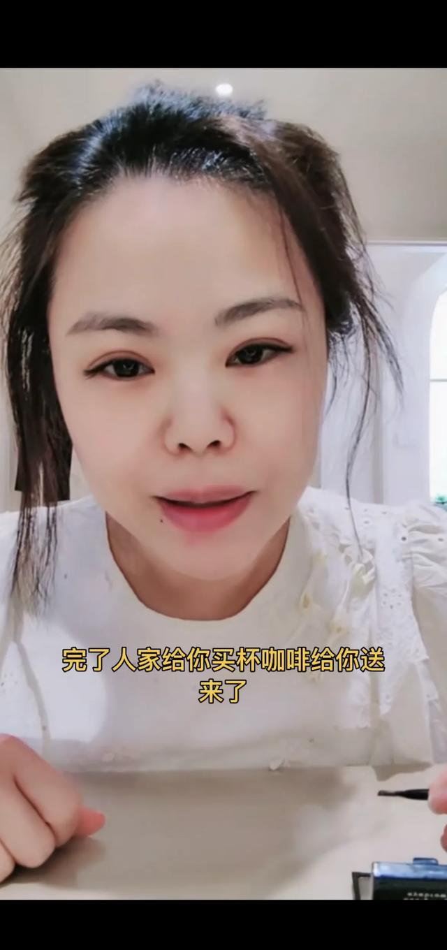 老赵抱着媛媛在厨房里老赵与媛媛的厨房时光-第2张图片