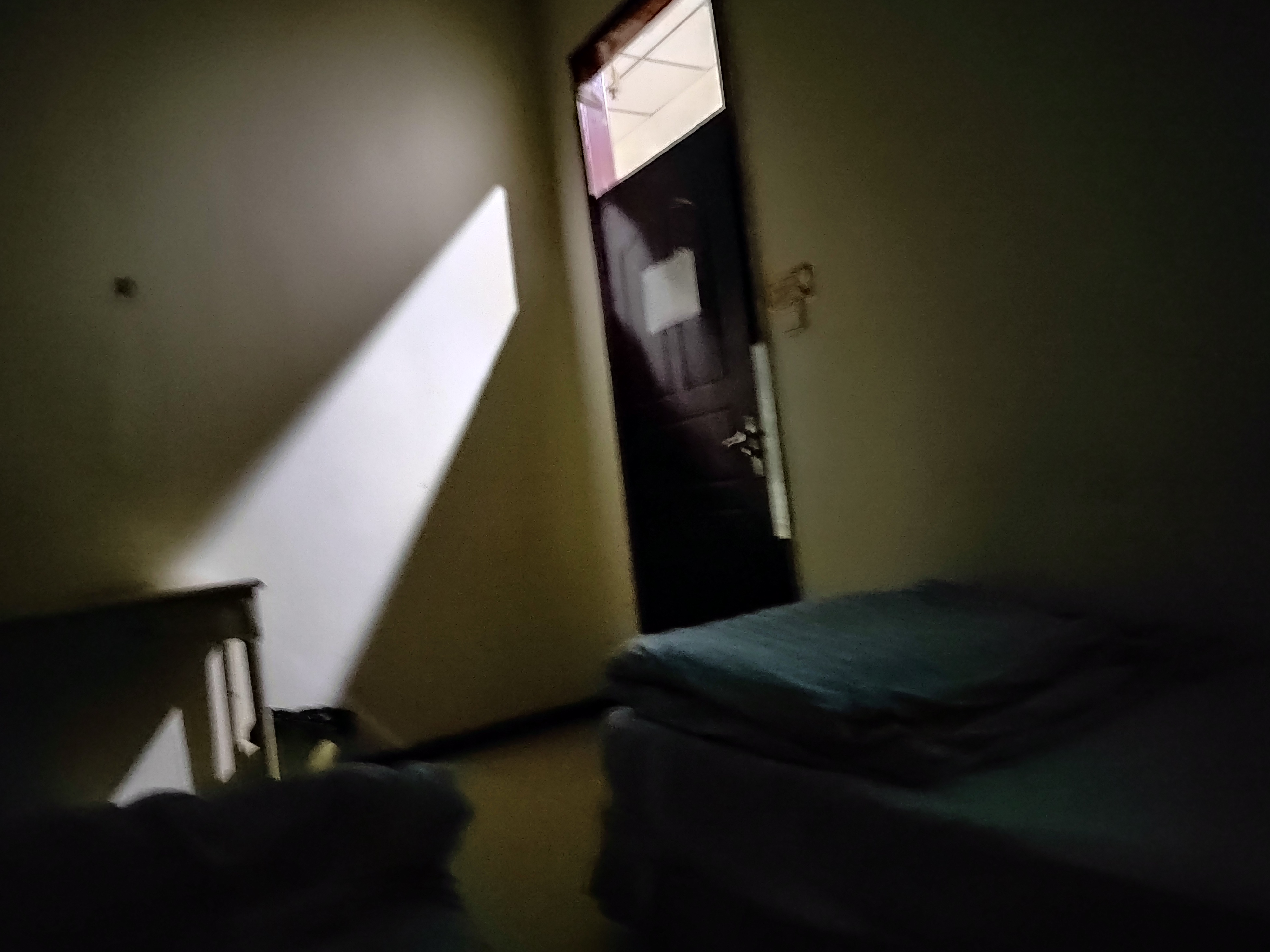 趴在玻璃窗做给别人看的视频大全集玻璃窗下的独特视角，探索趴在玻璃窗做给别人看的视频大全的多元世界-第1张图片