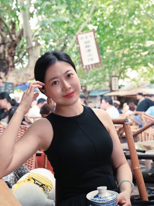 两女子跪地取悦行为之我见