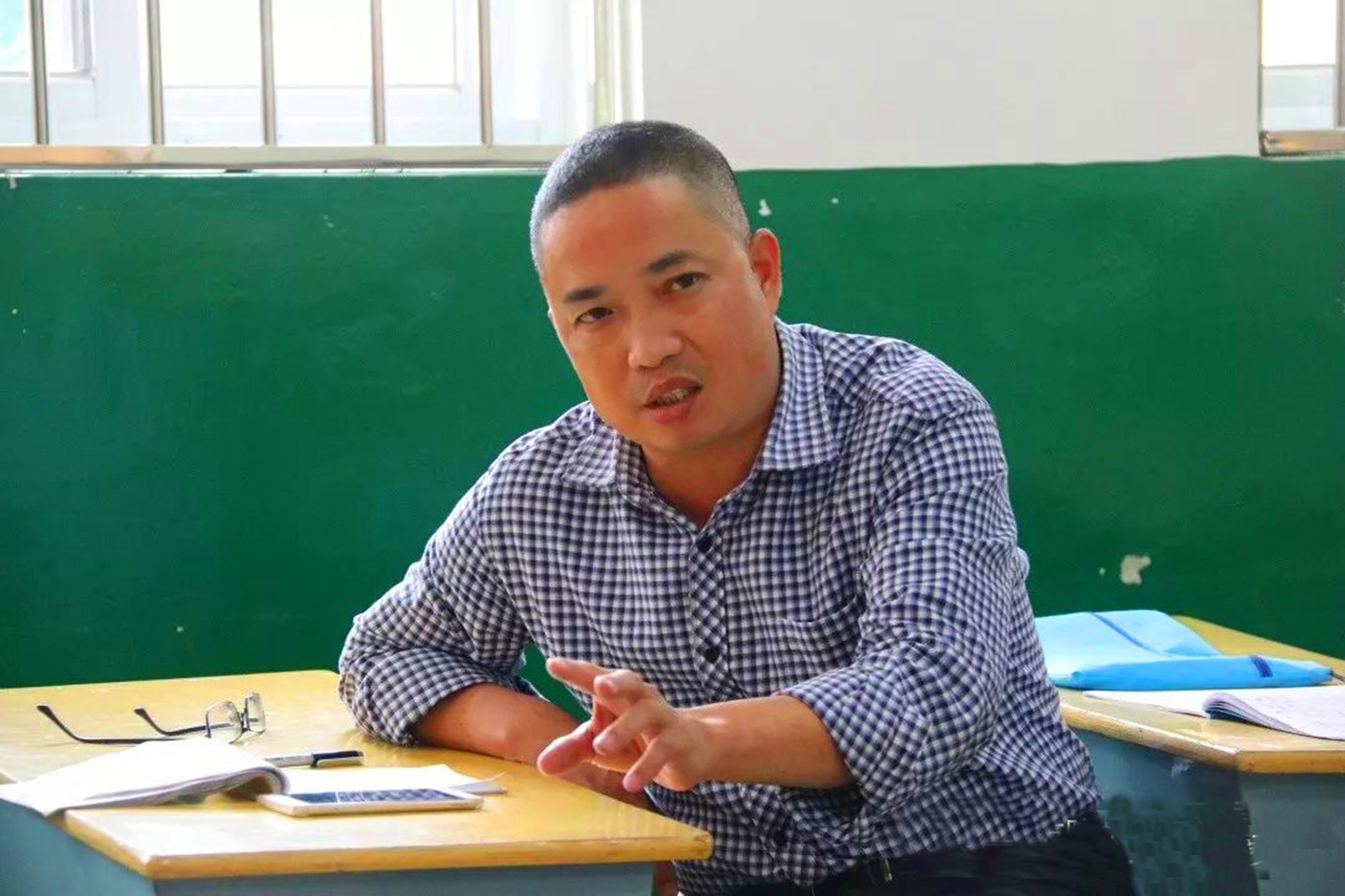 生物老师上课用自己的身体讲课以身试教，生物老师的独特实验方式-第2张图片