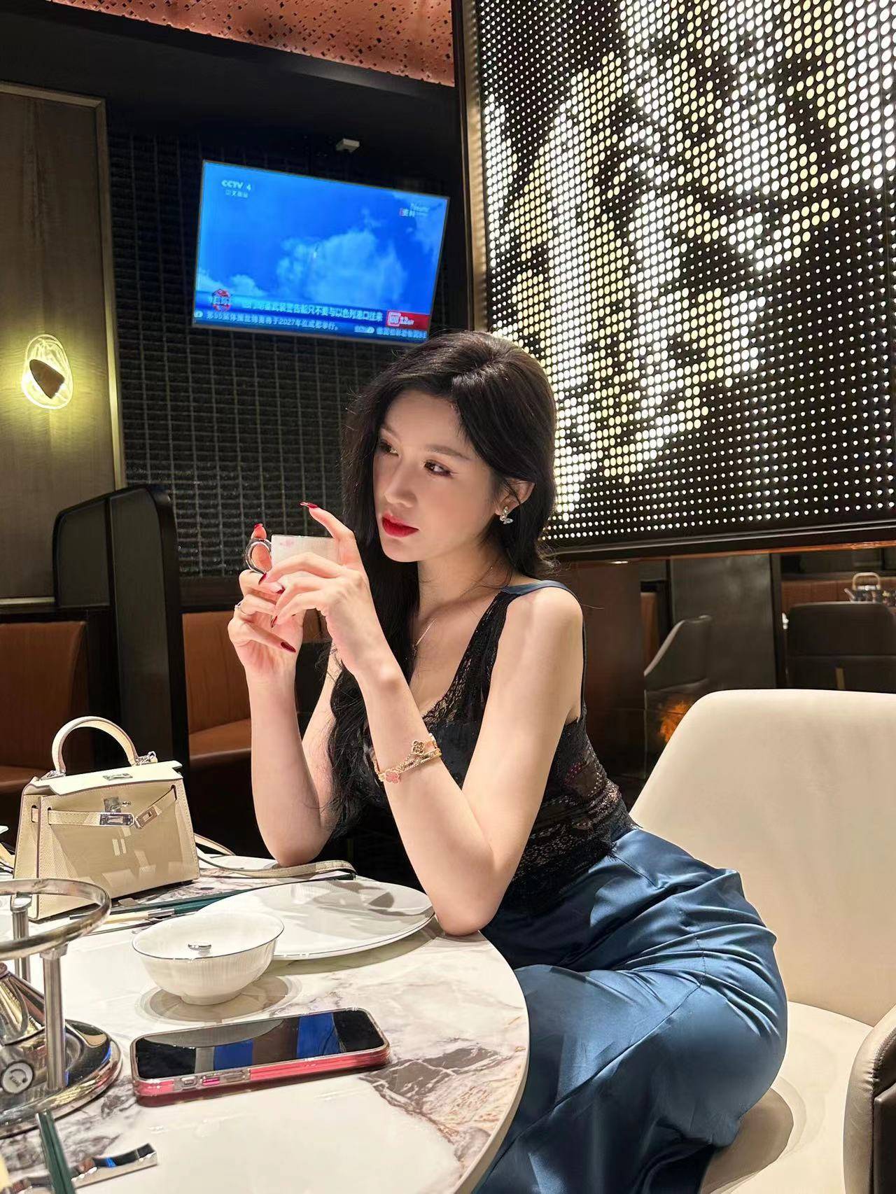 娱乐718，吃瓜张津瑜的魅力与风采