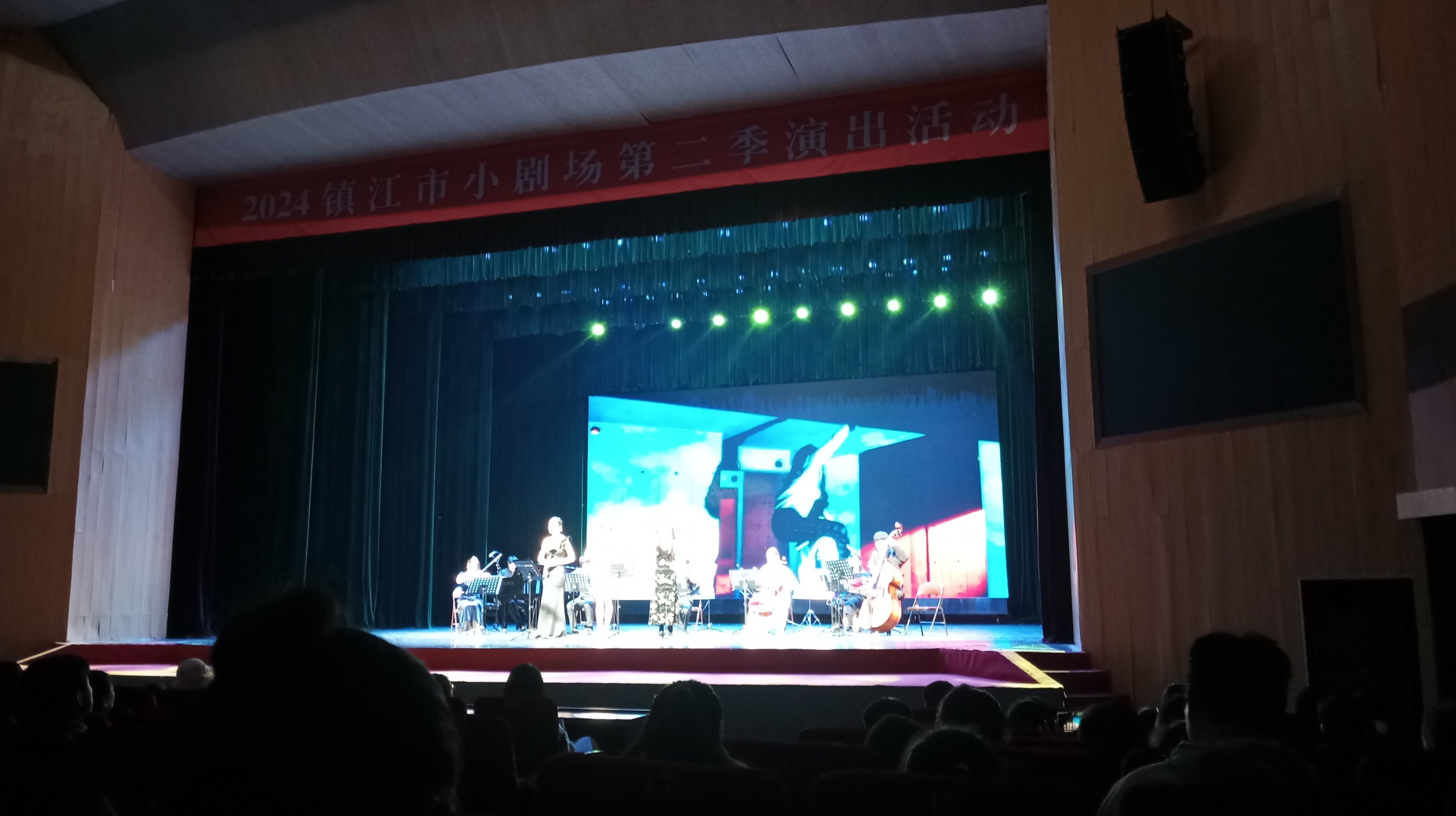私人影剧院适合中年人去吗私人影剧院的魅力与体验-第1张图片