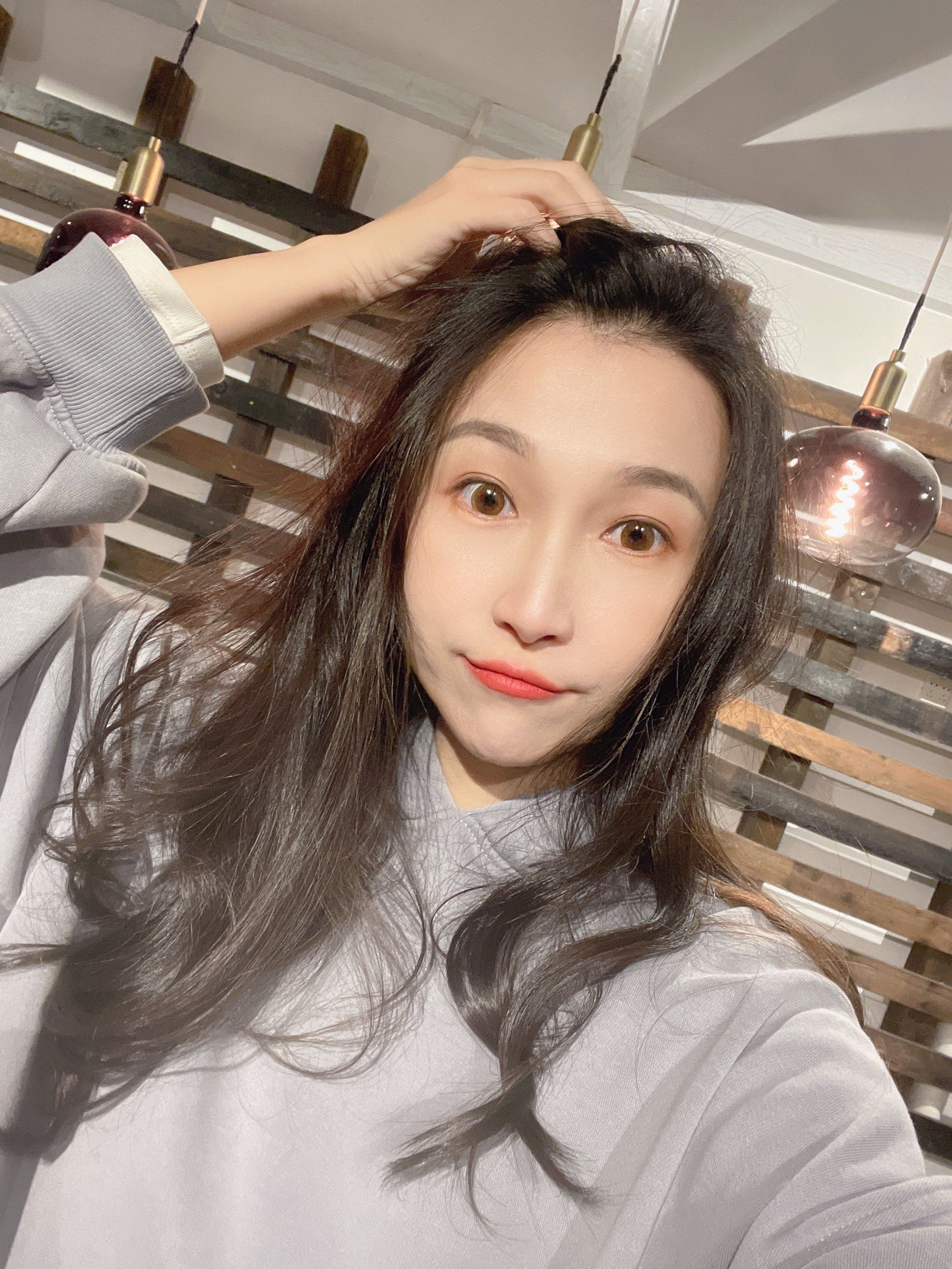 镜脸红享受流眼泪表情图片镜中映照的内心世界，脸红、享受、流眼泪与表情的交织