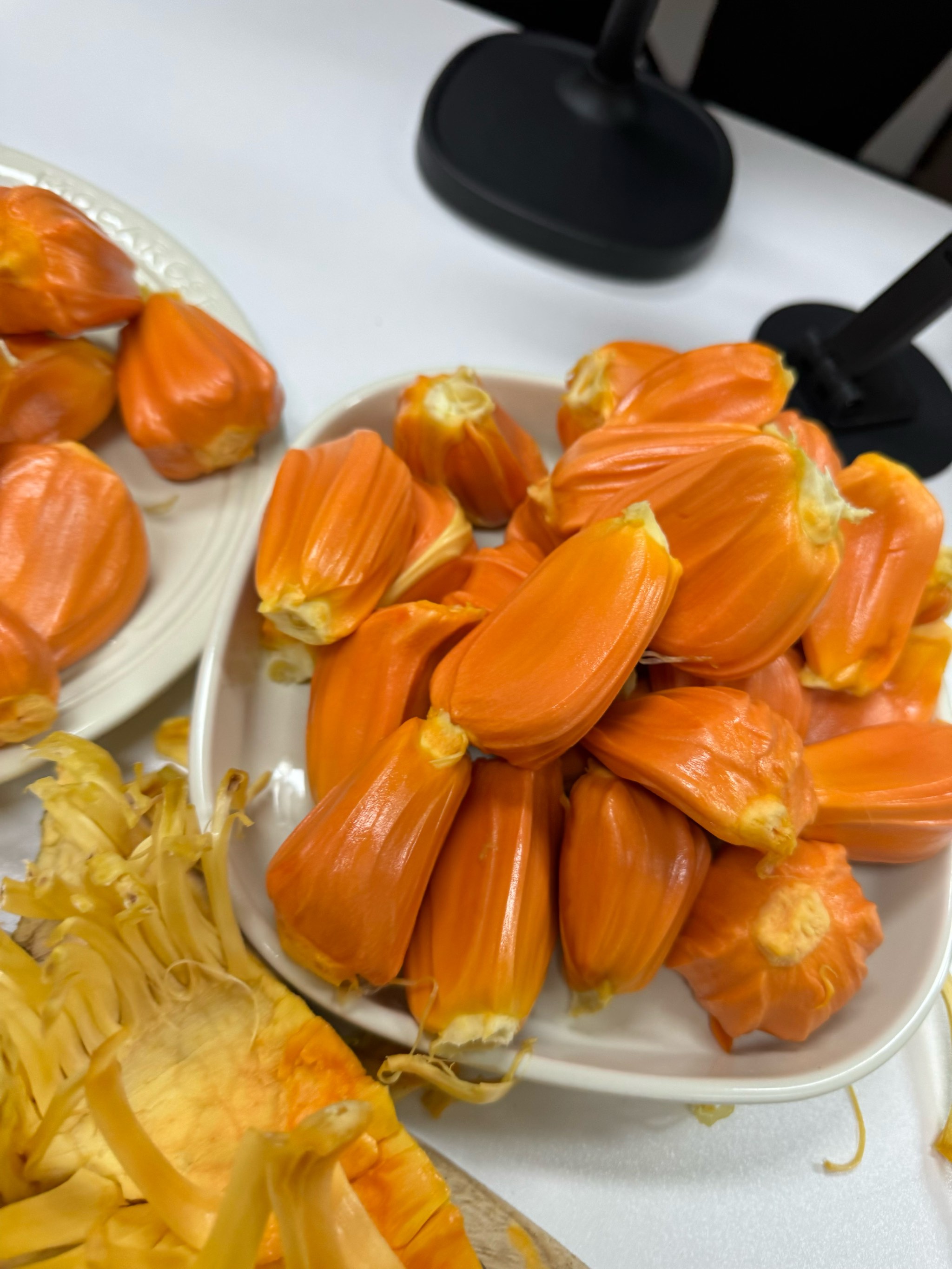 热带水果的魅力之旅，香蕉、菠萝与蜜菠萝的奇妙世界-第2张图片