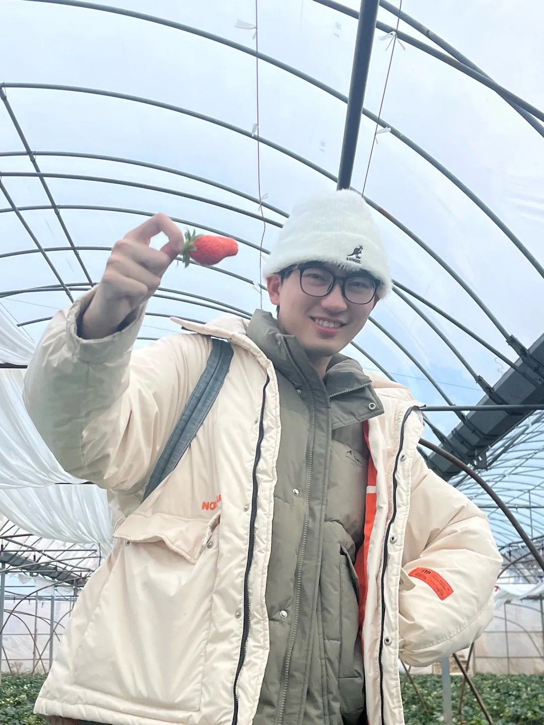 老师迈开腿让尝尝你的草莓是什么感觉老师与学生间的互动——一次意外的草莓体验-第2张图片