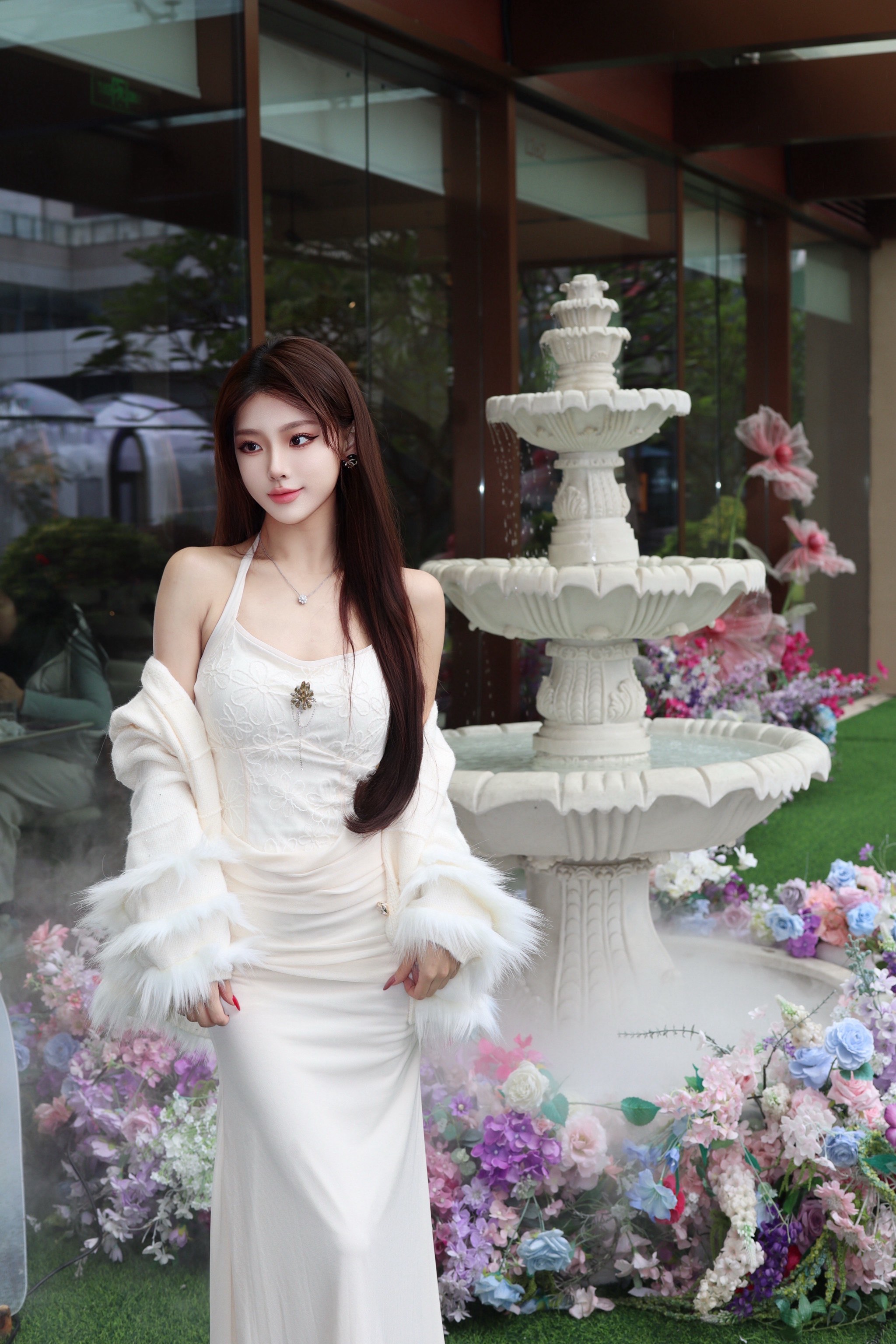 女生惊艳变身，喷泉穿身上，秒变水婚纱-第2张图片