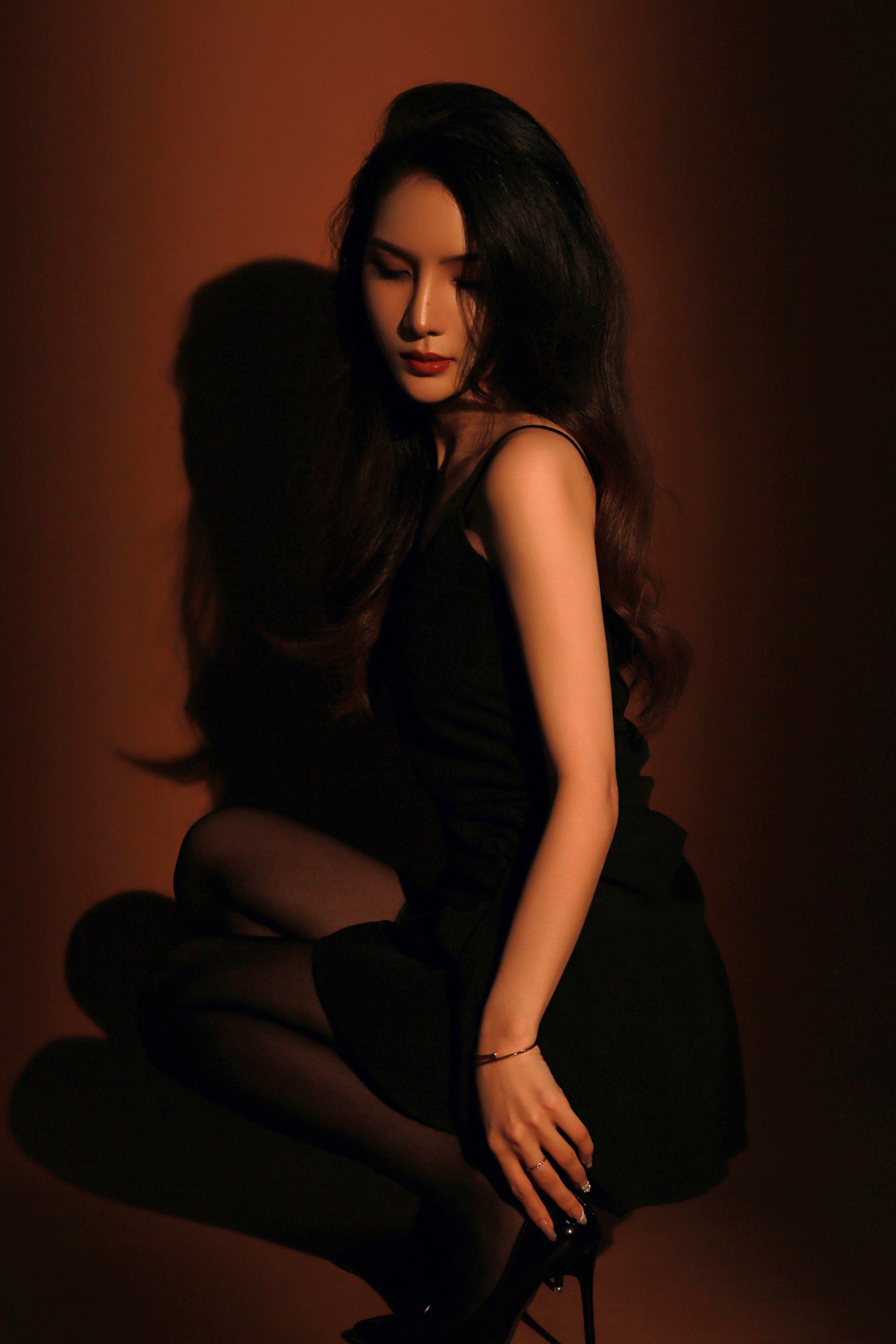 曝已婚男星出轨 与辣妹舌吻曝已婚男星出轨事件，舌吻辣妹引发社会热议-第2张图片