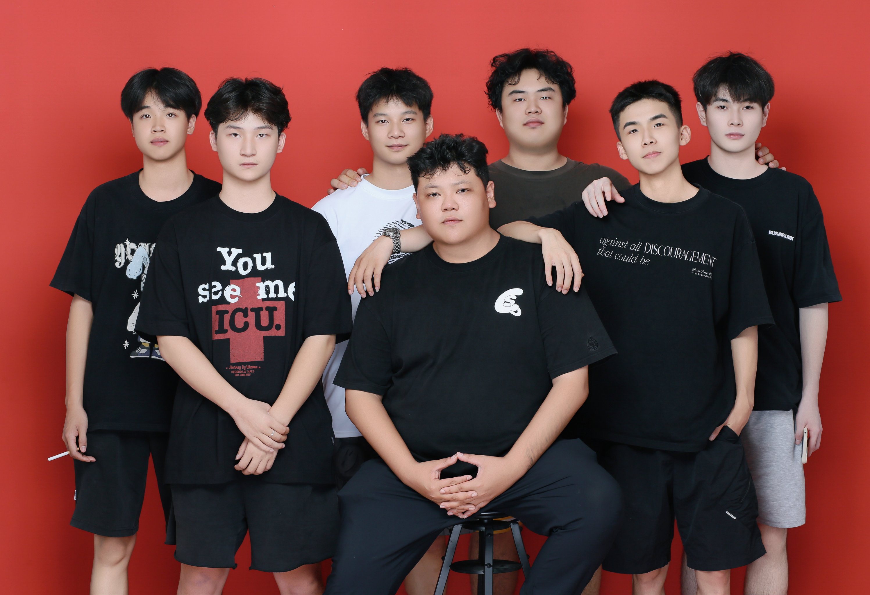 兄弟俩一前一后兄弟同行，兄弟俩一前一后的故事