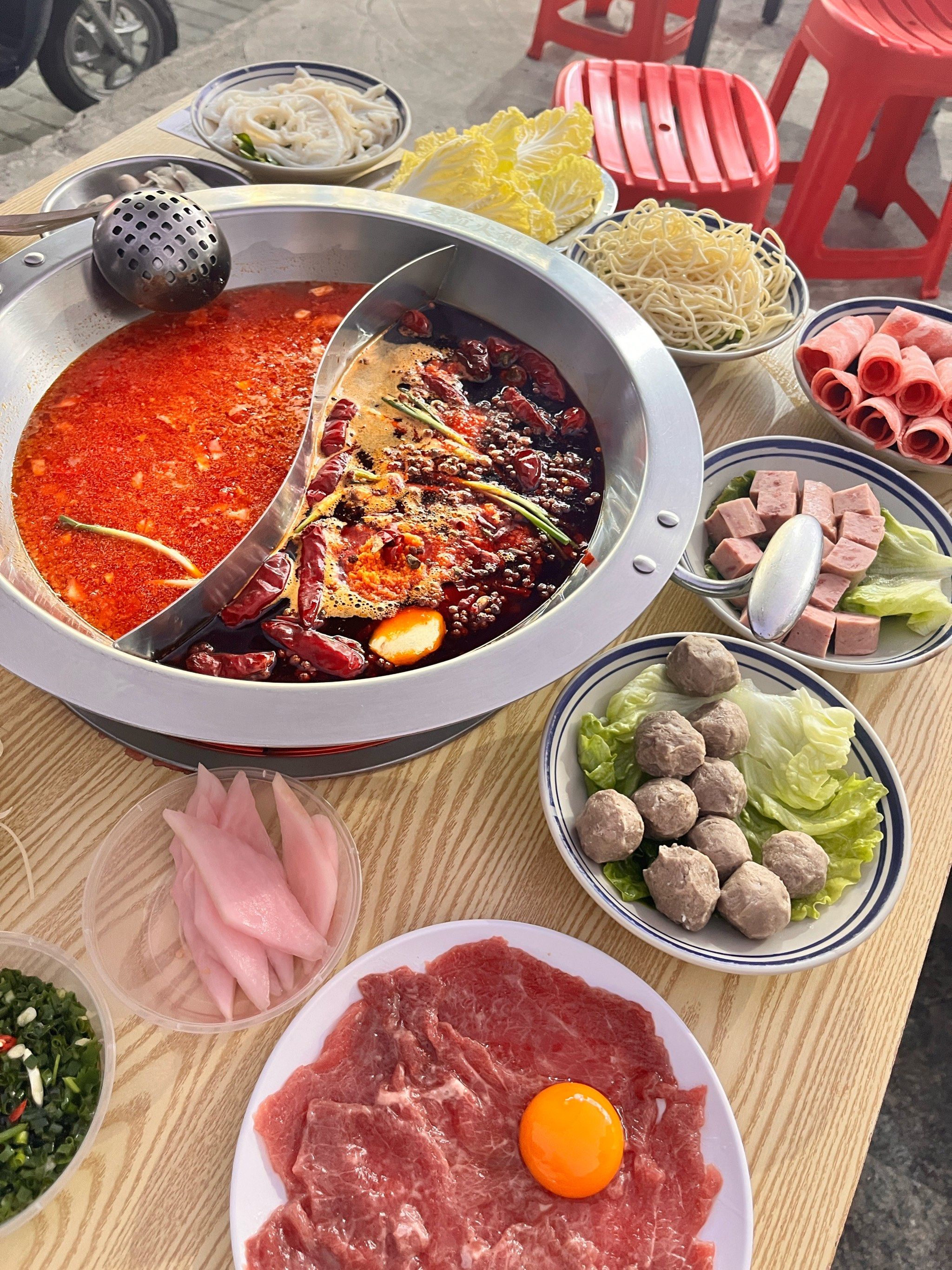 红油火锅比清汤火锅早沸腾红油火锅与清汤火锅的烹饪艺术，早熟的沸腾之美-第2张图片
