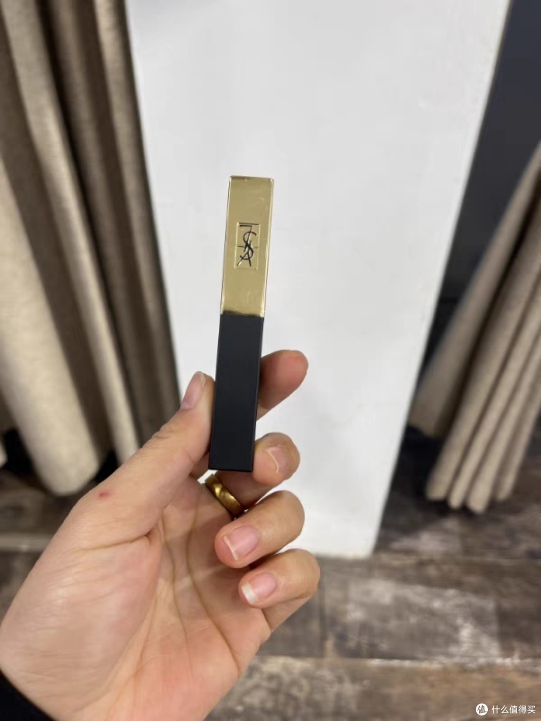 YSL小金条水蜜桃色，时尚与甜美的完美结合-第2张图片