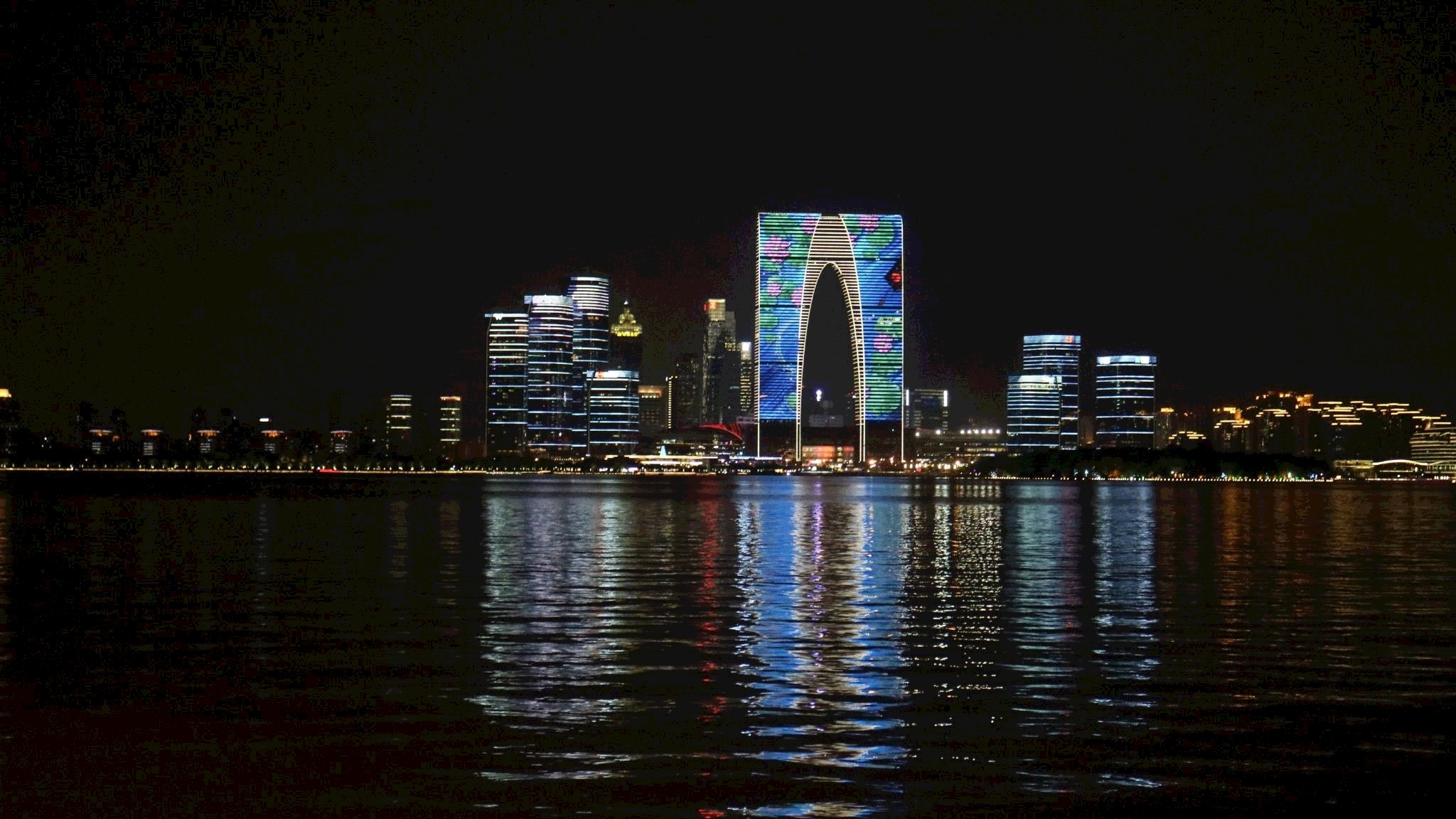 夜之城的传奇夜之城的繁华与静谧-第1张图片