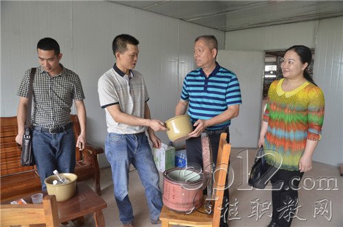 校长办公室帮忙的被校长抱进办公室的悲剧-第2张图片
