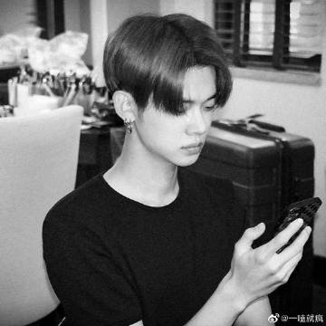 舅舅喝醉了吻我的脖子代表什么舅舅喝醉后的亲吻，情感与界限的交织