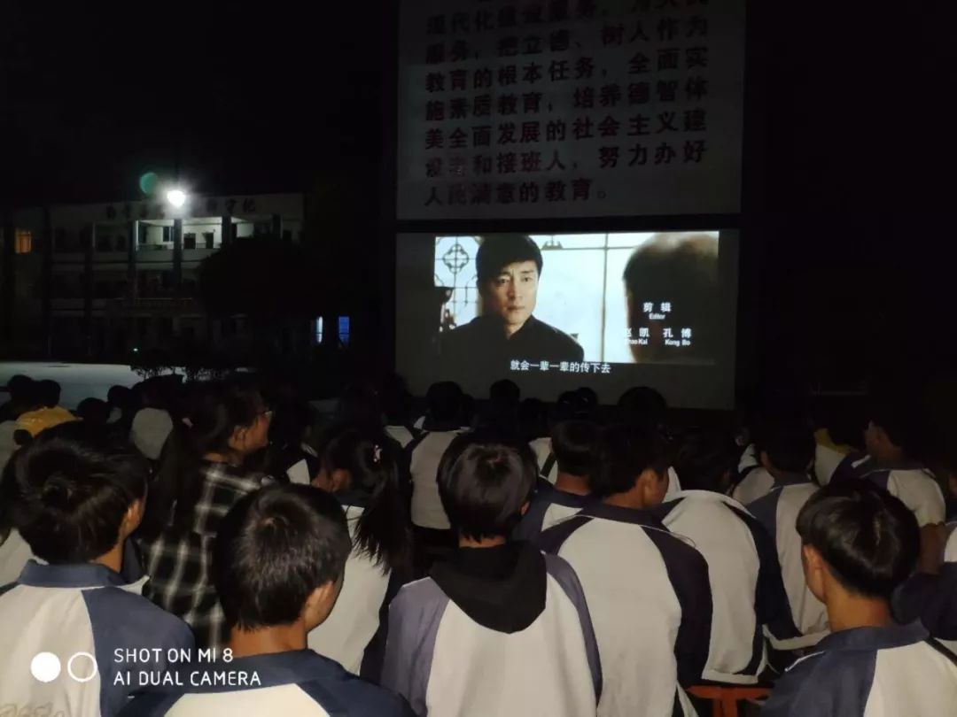 校园里的高中车，青春的轨迹与梦想的起点
